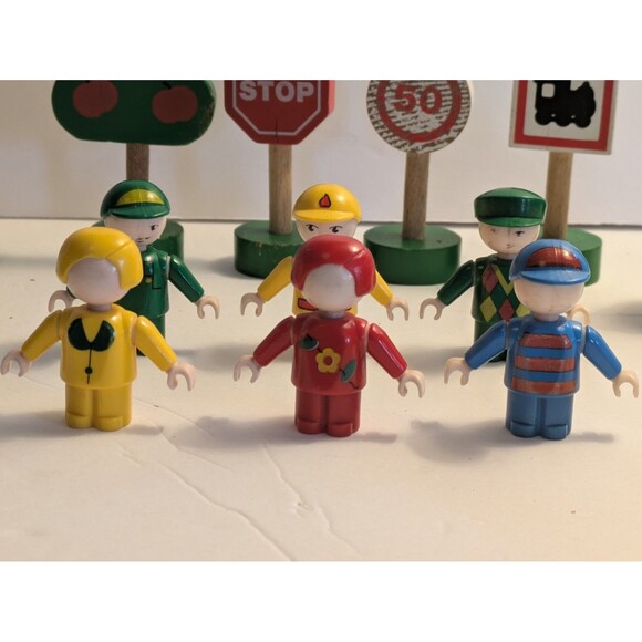 Brio Thomas Train Accessories Lot Figures Signs Vintage 90s Lot PLAYED - Picture 11 of 11